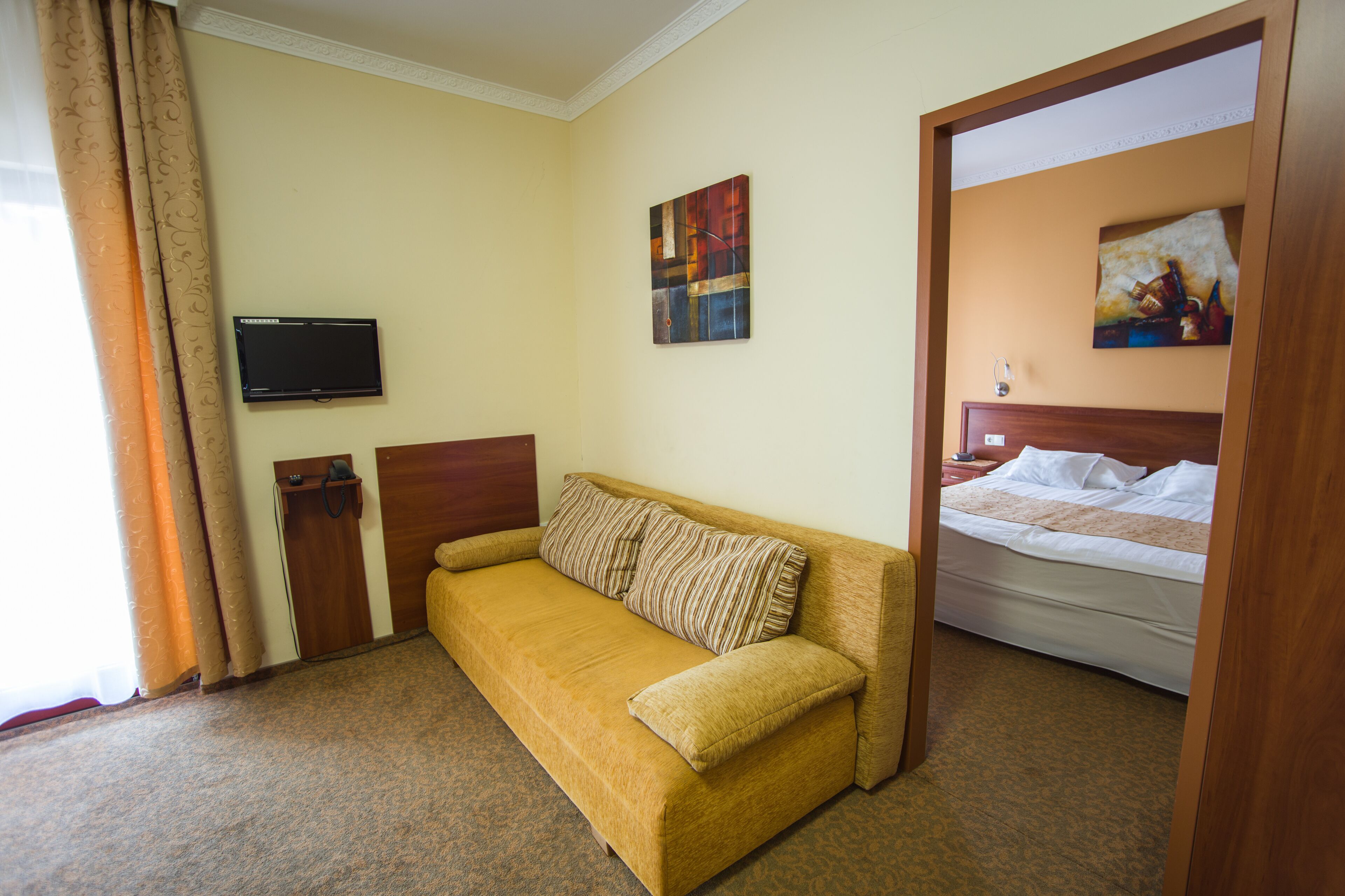 Minibar, caja de seguridad en la habitación y escritorio 