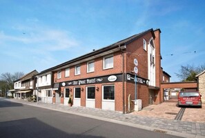 A two-story hotel with a sign reading "Alte Post Hotel." - Alte Post Hotel (Schoeppingen)