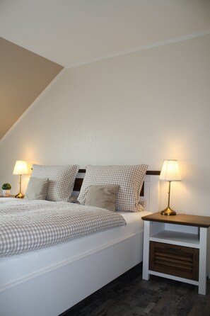 A bedroom with a bed, two bedside tables, and a lamp on each side. - Alte Post Hotel (Schoeppingen)