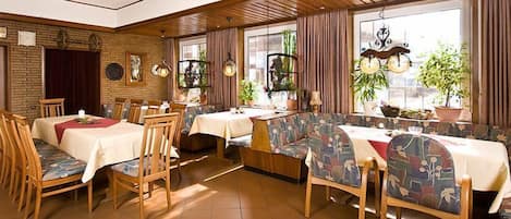 Dinner served, German cuisine, al fresco dining