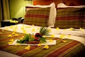 Premium eenpersoonskamer | Luxe beddengoed, een minibar, een kluis op de kamer, een bureau