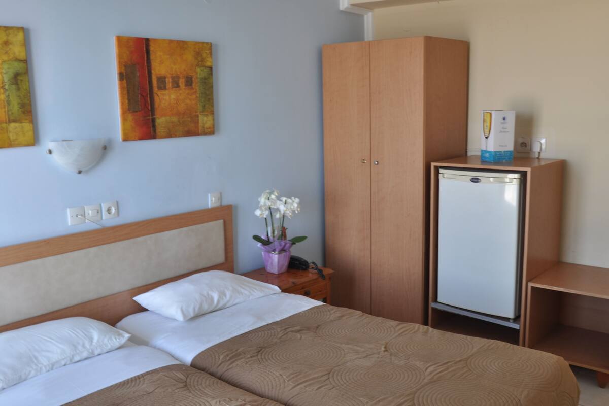 Minibar, in-room safe, blackout curtains, WiFi