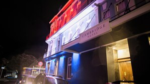 A building with a sign reading "CAMBRIDGE HOTEL." - The Cambridge Hotel & Backpackers (Wellington)