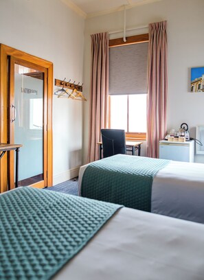 Driepersoonskamer, en-suite badkamer | Individueel gedecoreerd, individueel gemeubileerd, gratis wifi