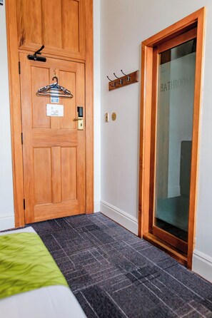 Eenpersoonskamer, en-suite badkamer | Individueel gedecoreerd, individueel gemeubileerd, gratis wifi