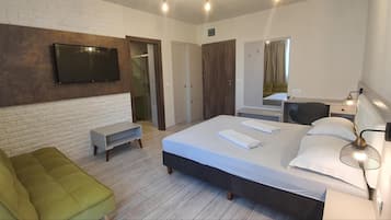 Superior Room | Minibar, desk, blackout drapes, soundproofing