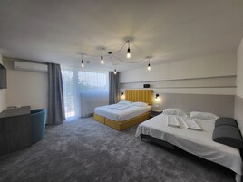 Quarto superior | Frigobar, escrivaninha, cortinas blackout, quartos à prova de som