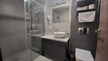 Kamar Double Ekonomi unutuk 1 Orang | Kamar mandi | Shower, perlengkapan mandi gratis, pengering rambut, dan handuk