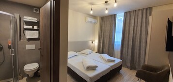 Frigobar, escrivaninha, cortinas blackout, quartos à prova de som