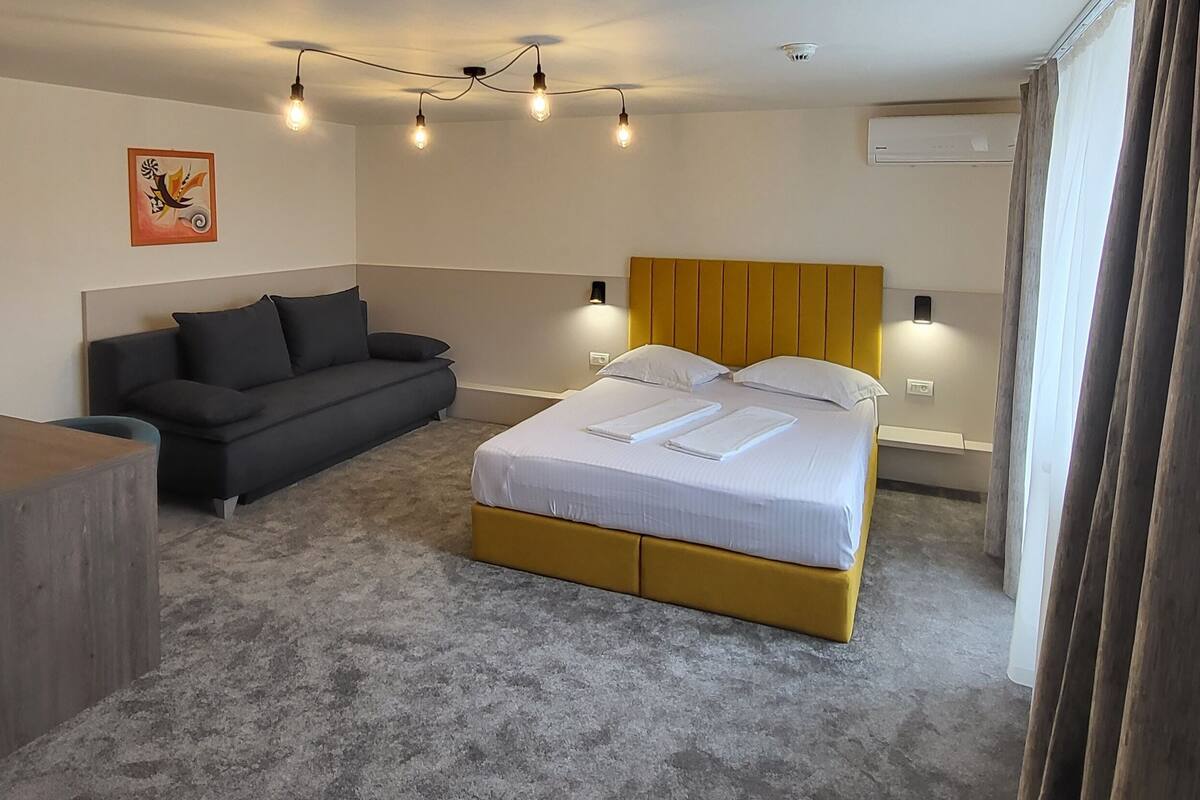 ميني بار ومكتب وستائر تعتيم وتجهيزات عازلة للصوت