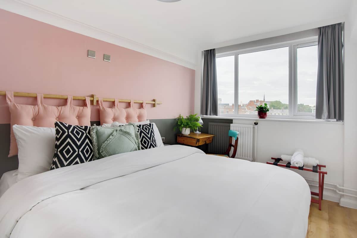 Iron/ironing board, free WiFi, bed sheets