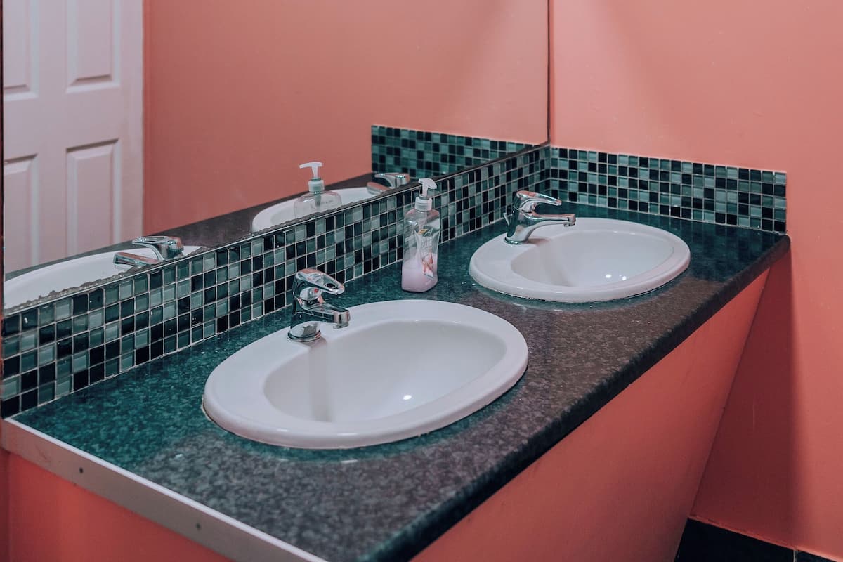 Bed in 10-Bed Dormitory Room | Banheiro | Produtos de toalete grátis, sabonete, shampoo, papel higiênico