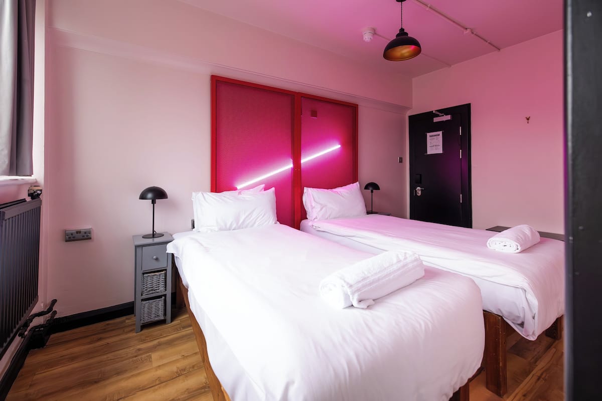 Quarto duplo | Ferros/tábuas de passar roupa, Wi-Fi de cortesia, roupa de cama