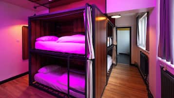 Tabla de planchar con plancha, wifi gratis y ropa de cama