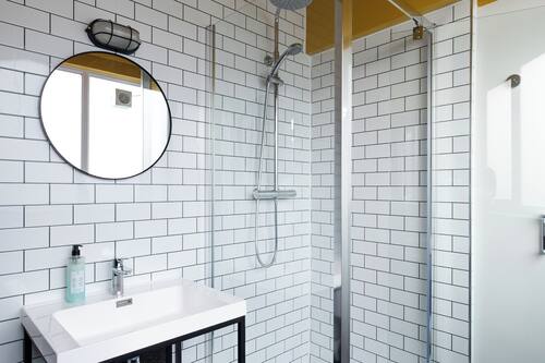 Kostenlose Toilettenartikel, Seife, Shampoo, Toilettenpapier