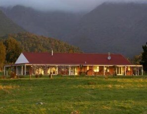 Exterior - Misty Peaks Guesthouse (Fox Glacier)