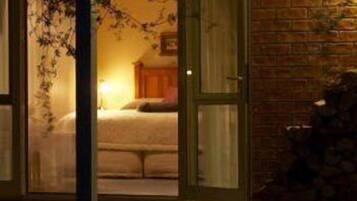 Deluxe Suite, Jetted Tub | 6 bedrooms, desk, soundproofing, iron/ironing board