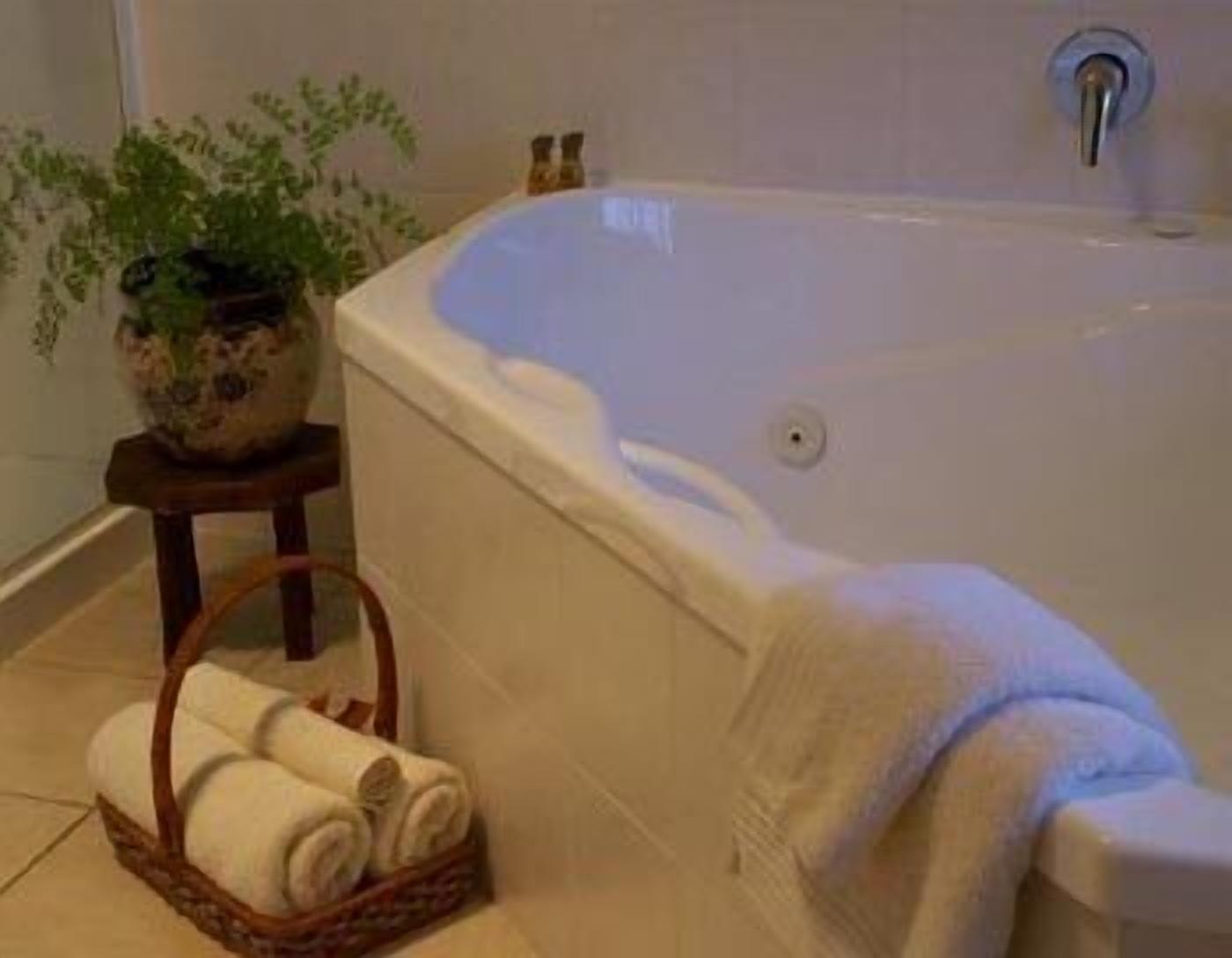 Deluxe Suite, Jetted Tub | Bathroom