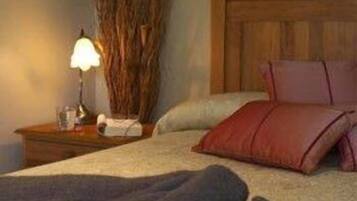 6 kamar tidur, meja kerja, kedap suara, dan setrika/meja setrika