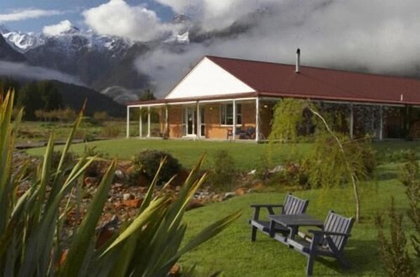 Property grounds - Misty Peaks Guesthouse (Fox Glacier)