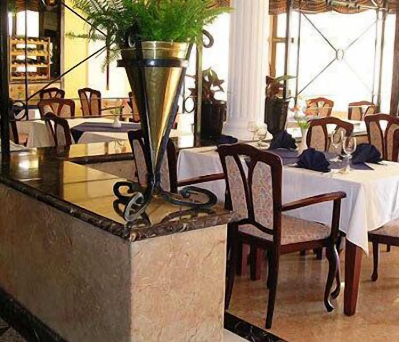 breakfast, lunch, dinner served; international cuisine