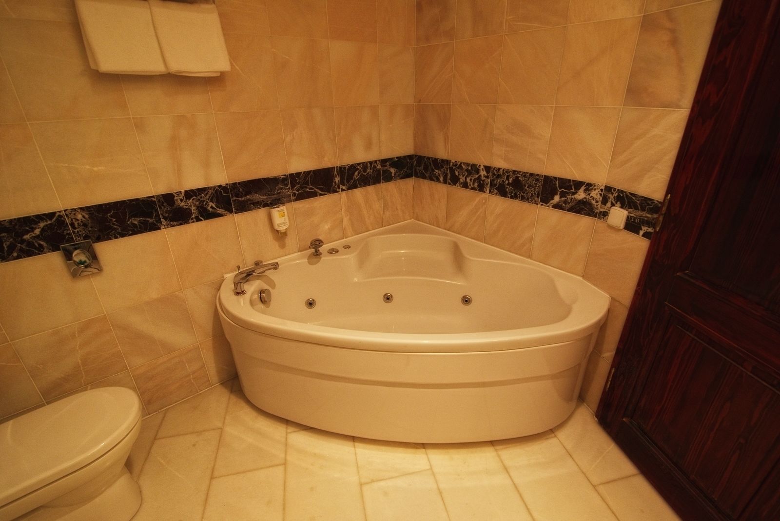 presidential suite, 1 bedroom, city view | bathroom | free toiletries, hair dryer, towels