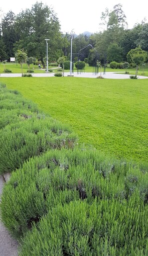 Children’s play area – outdoor