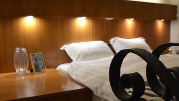 Individuell inredning, unika möbler, skrivbord och mörklÀggningsgardiner