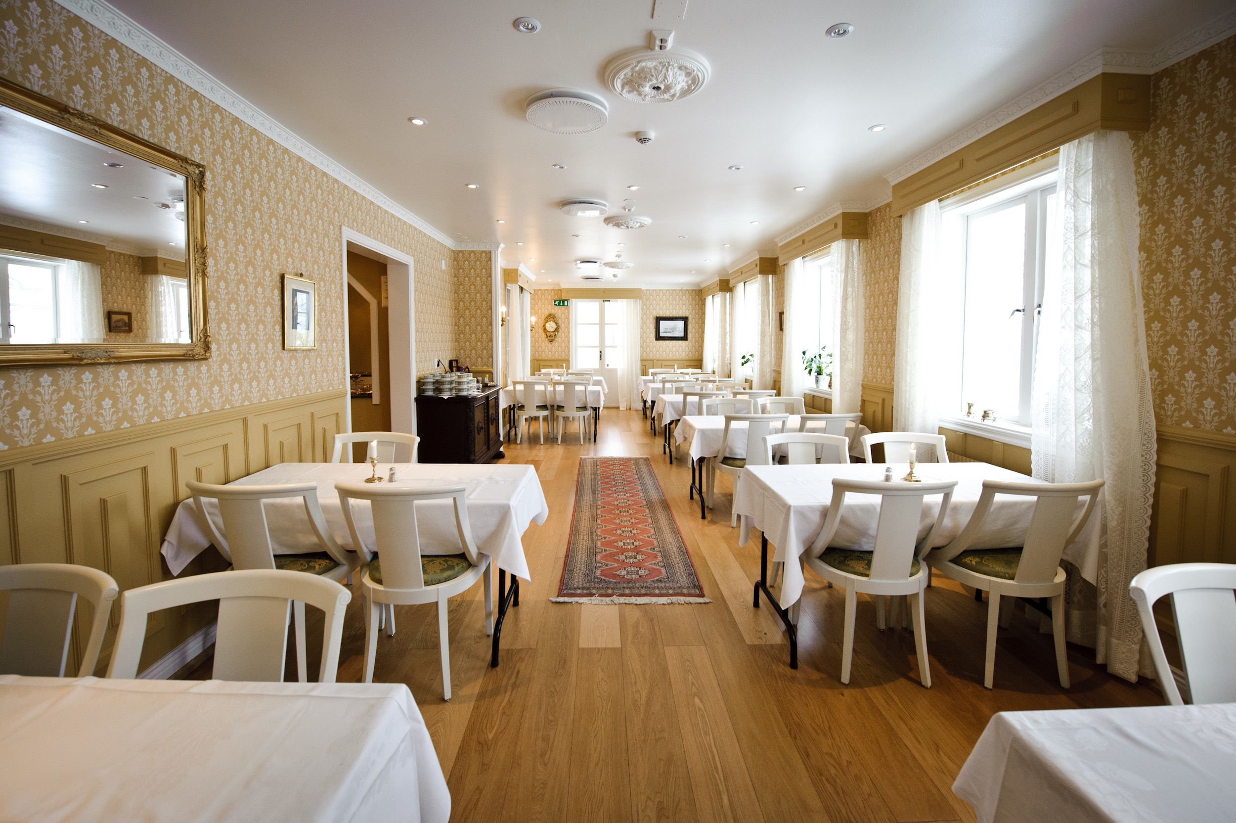 free buffet breakfast