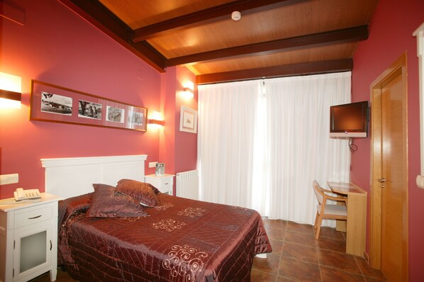 Desk, laptop workspace, blackout curtains, free cots/infant beds