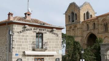 Rakennuksessa on kyltti, jossa lukee: ”TAVERNA RESTAURANTE LAS MURALLAS”.