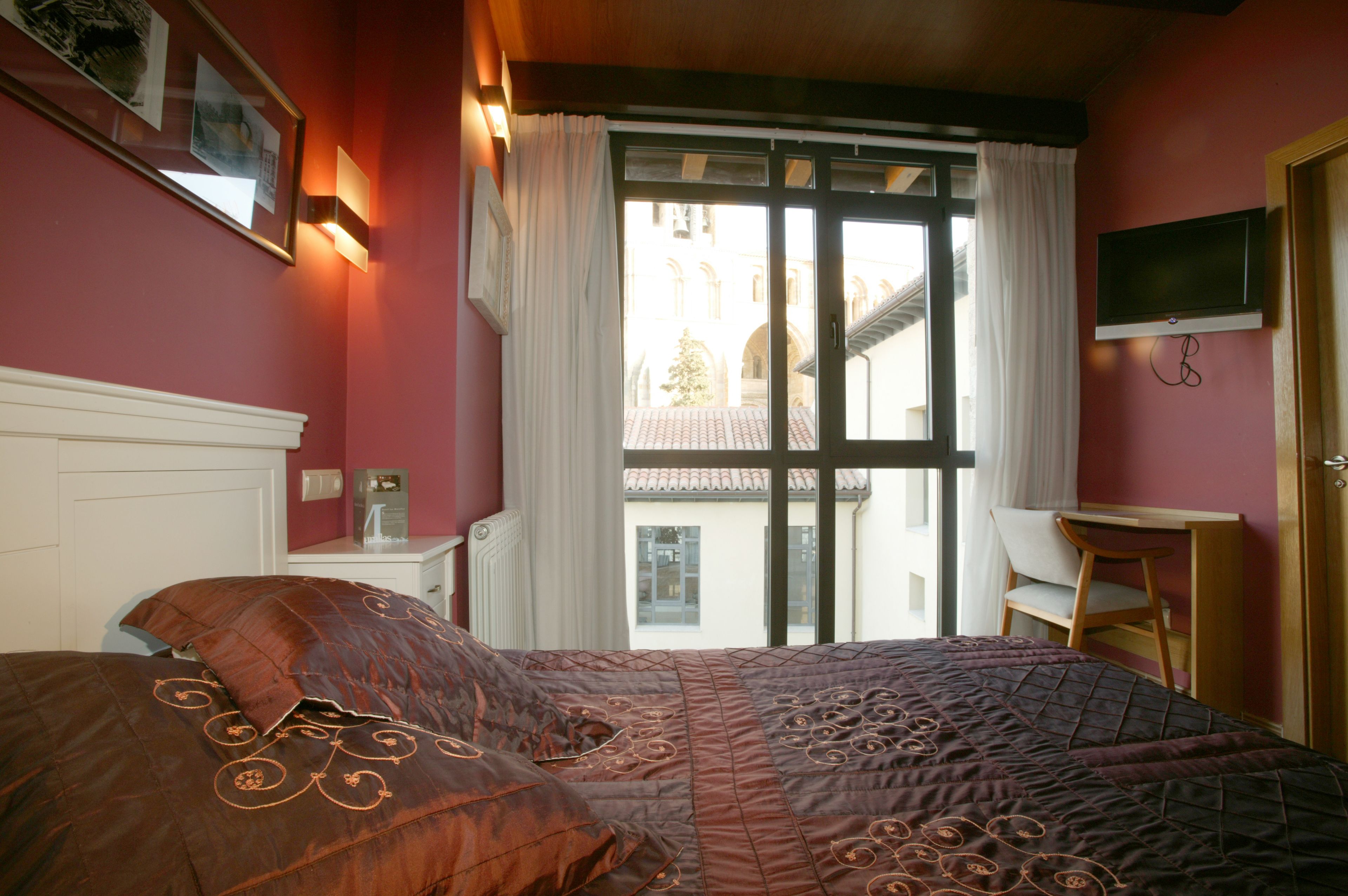 Desk, laptop workspace, blackout drapes, free cribs/infant beds