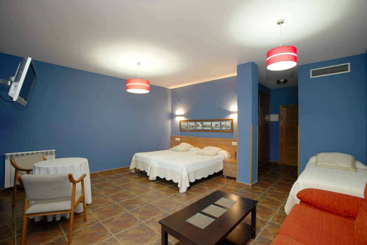 triple room | desk, laptop workspace, blackout curtains, free cots/infant beds