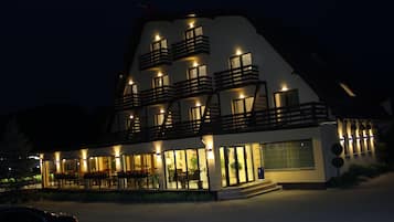 Bagian depan properti - sore/malam
