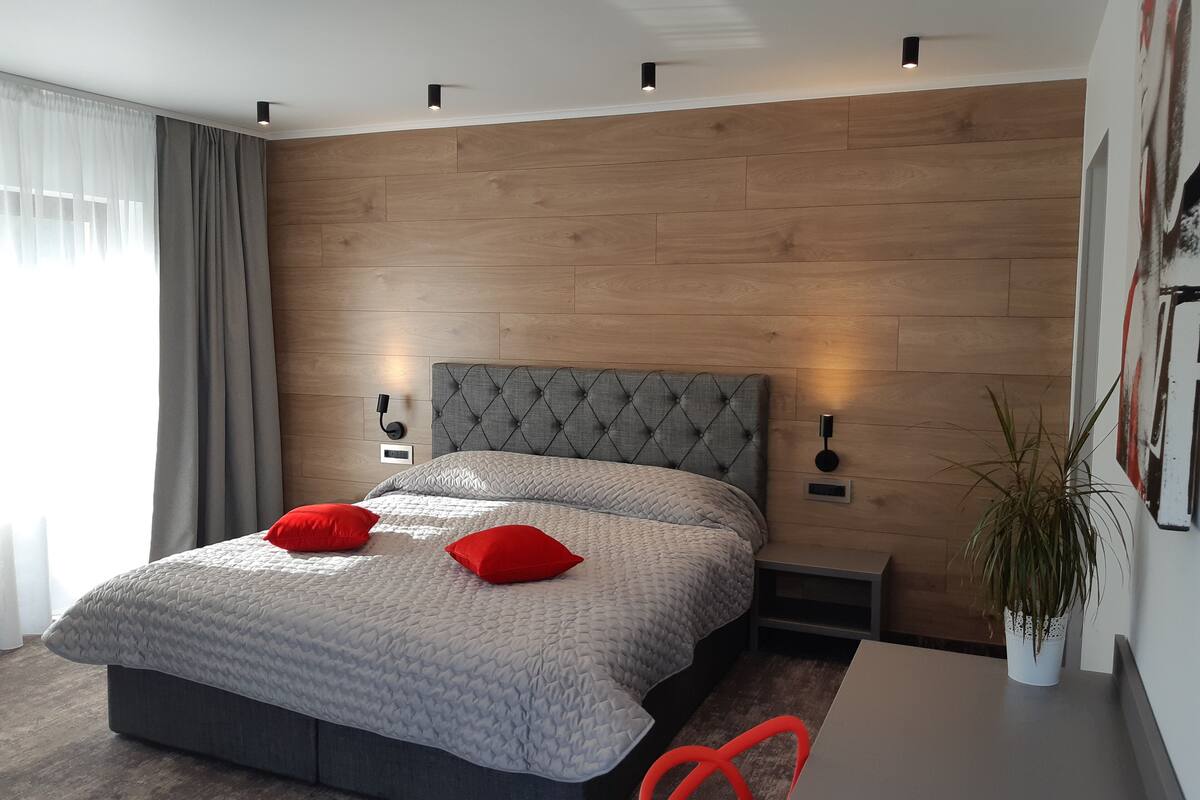 double room | 1 bedroom, minibar, desk, blackout curtains