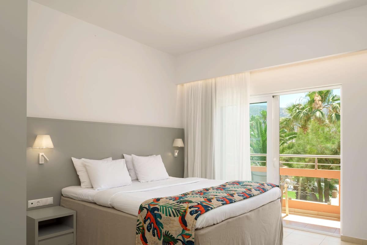 Double Classic room | 1 bedroom, hypo-allergenic bedding, in-room safe, desk