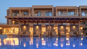 Un hôtel moderne doté d’une piscine, d’un espace extérieur aménagé et d’un patio couvert.