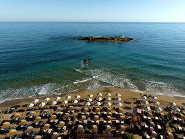Ubicación a pie de playa, arena blanca, tumbonas y sombrillas