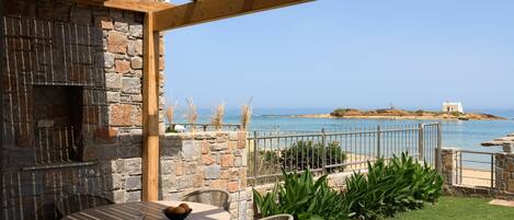 Pasiphae Beachfront Villa Front Sea View | Hypo-allergenic bedding, in-room safe, desk, soundproofing