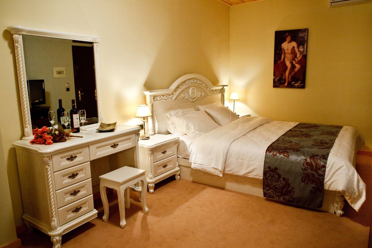 Room, 1 King Bed, Balcony | Hypo-allergenic bedding available, in-room safe, blackout drapes