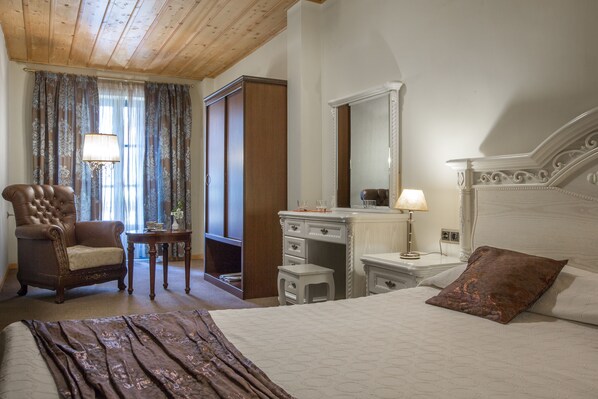 Room, 1 King Bed, Balcony | Hypo-allergenic bedding, in-room safe, blackout curtains, soundproofing - Dias Hotel (Nafplio)
