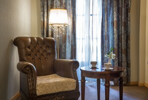 Kamer, 1 kingsize bed, balkon | Hypoallergeen beddengoed, een kluis op de kamer, individueel gedecoreerd