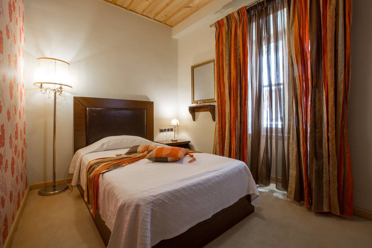 Single Room | Hypo-allergenic bedding available, in-room safe, blackout drapes