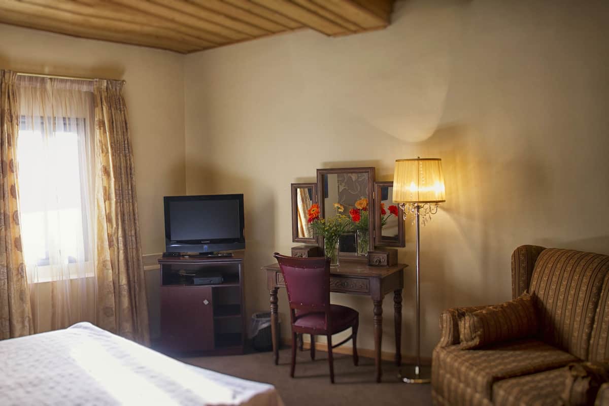 Deluxe kamer | Hypoallergeen beddengoed, een kluis op de kamer, individueel gedecoreerd