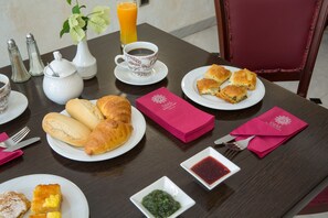Daily buffet breakfast for a fee - Dias Hotel (Nafplio)