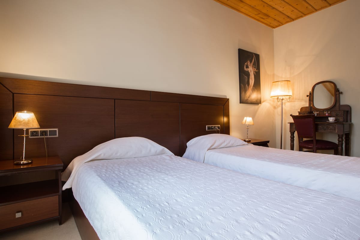 Standaard kamer, 1 twee- of 2 eenpersoonsbedden | Hypoallergeen beddengoed, een kluis op de kamer, individueel gedecoreerd