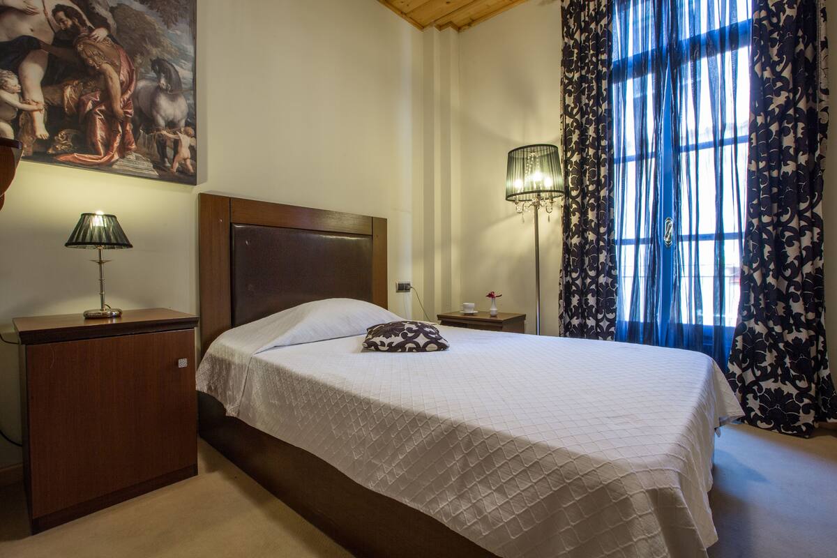 Single Room, Balcony | Hypo-allergenic bedding available, in-room safe, blackout drapes