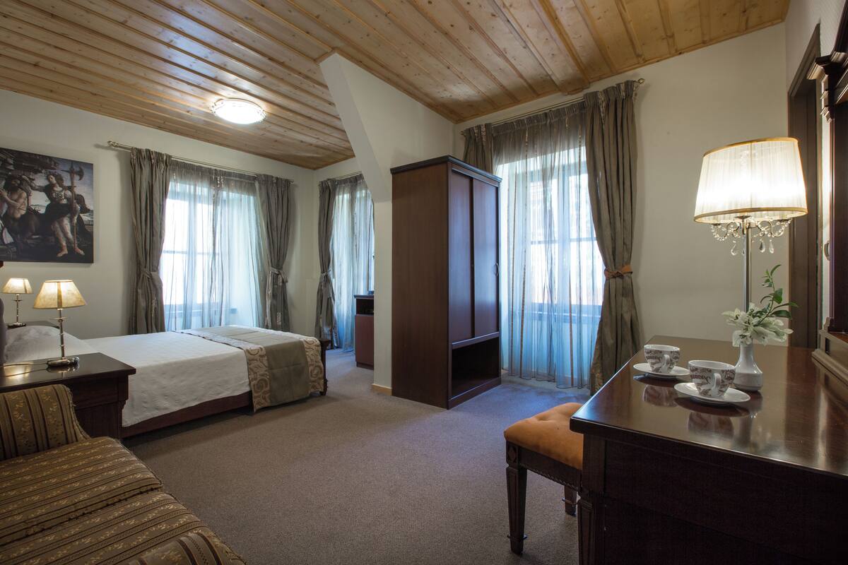 Deluxe Double Room, Balcony | Hypo-allergenic bedding available, in-room safe, blackout drapes