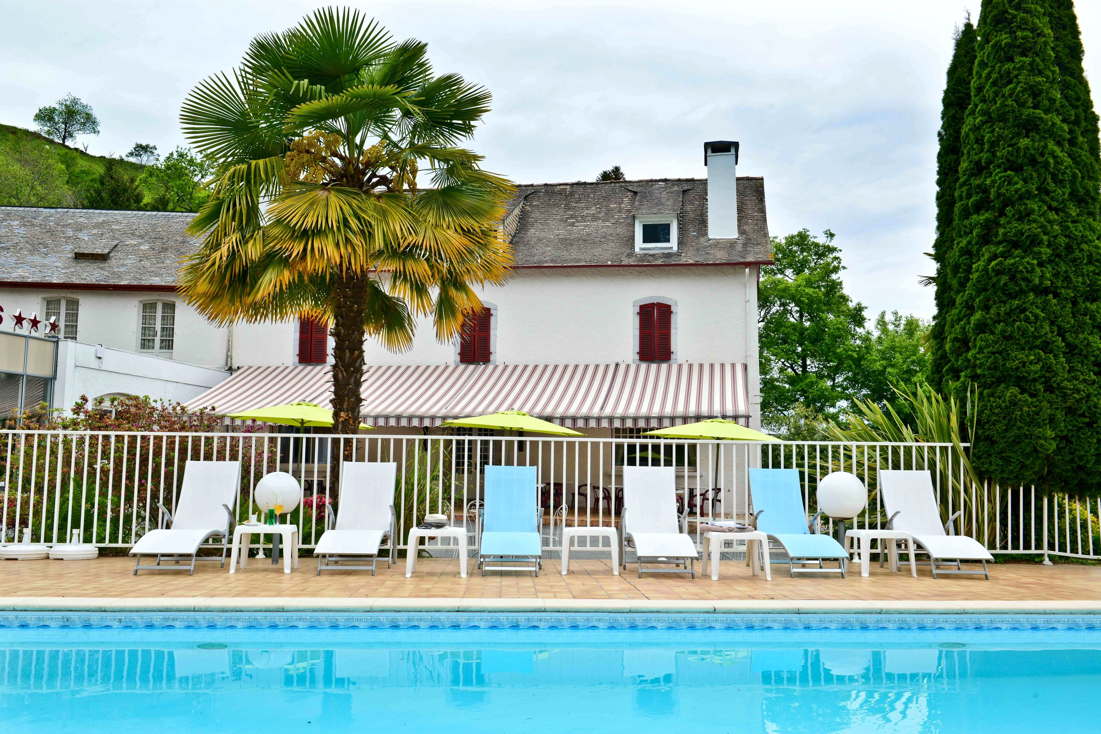 outdoor pool, open 8 am to 9 pm, pool loungers