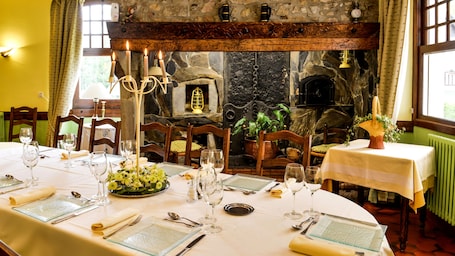 Breakfast, lunch, dinner served; French cuisine . Le Vieux Logis